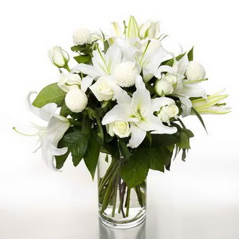  Edirne çiçekçiler  1 dal cazablanca 7 adet beyaz gül vazosu
