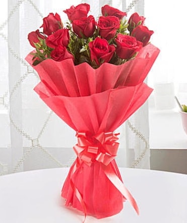 12 adet kırmızı gülden modern buket  Edirne internetten çiçek siparişi 